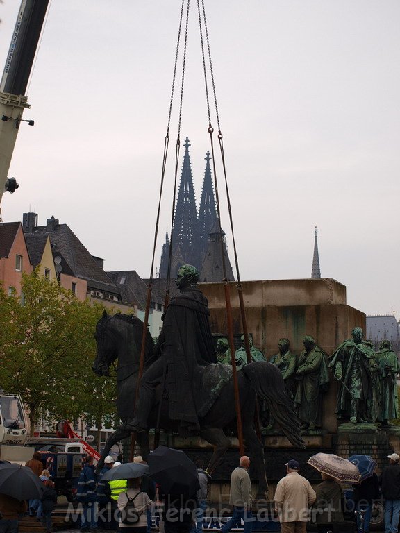 Reiterdenkmal kehrt zurueck auf dem Heumarkt P16.JPG